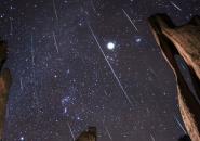 سماء المنطقة تشهد زخة قوية من الشهب مساء السبت